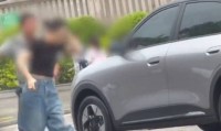 完整监控曝光！女子脚踹保安被扇，知情人士：保安先骂人，女子想下车被强行关门夹到腿