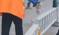 山东一劳务市场环卫工人给护栏抹机油，以防止农民工倚坐，当地城管局：已批评教育