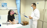 昆明一女子吃完隔夜见手青，驾车连出两起事故！回家后还对着空气辅导作业