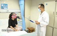 昆明一女子吃完隔夜见手青，驾车连出两起事故！回家后还对着空气辅导作业