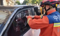 宁波一女子取快递时把2岁孩子独自留在车内，返回时发现车门已被反锁，钥匙也在车内！