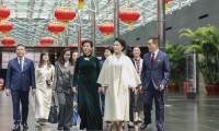 彭丽媛同越共中央总书记、国家主席夫人吴芳璃参观中国国家大剧院