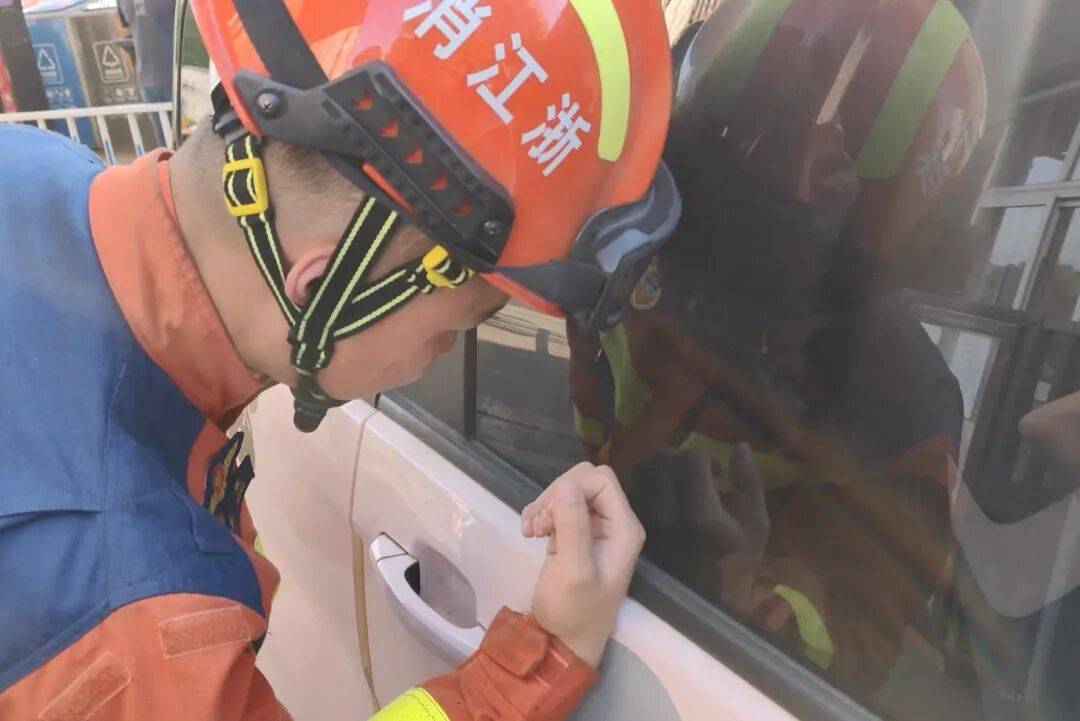 宁波一女子取快递时把2岁孩子独自留在车内，返回时发现车门已被反锁，钥匙也在车内！