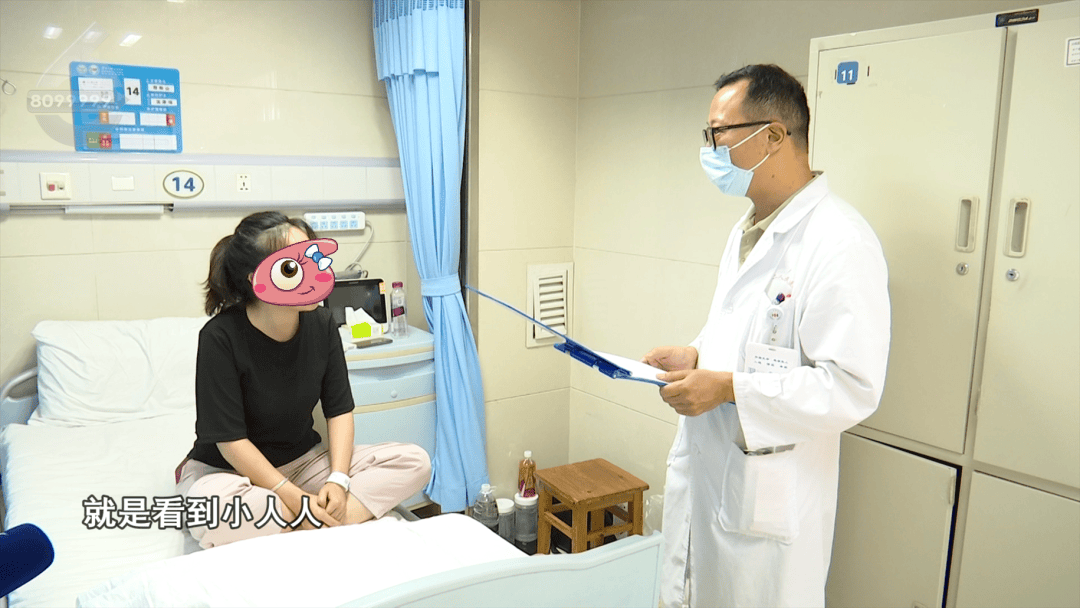 昆明一女子吃完隔夜见手青，驾车连出两起事故！回家后还对着空气辅导作业