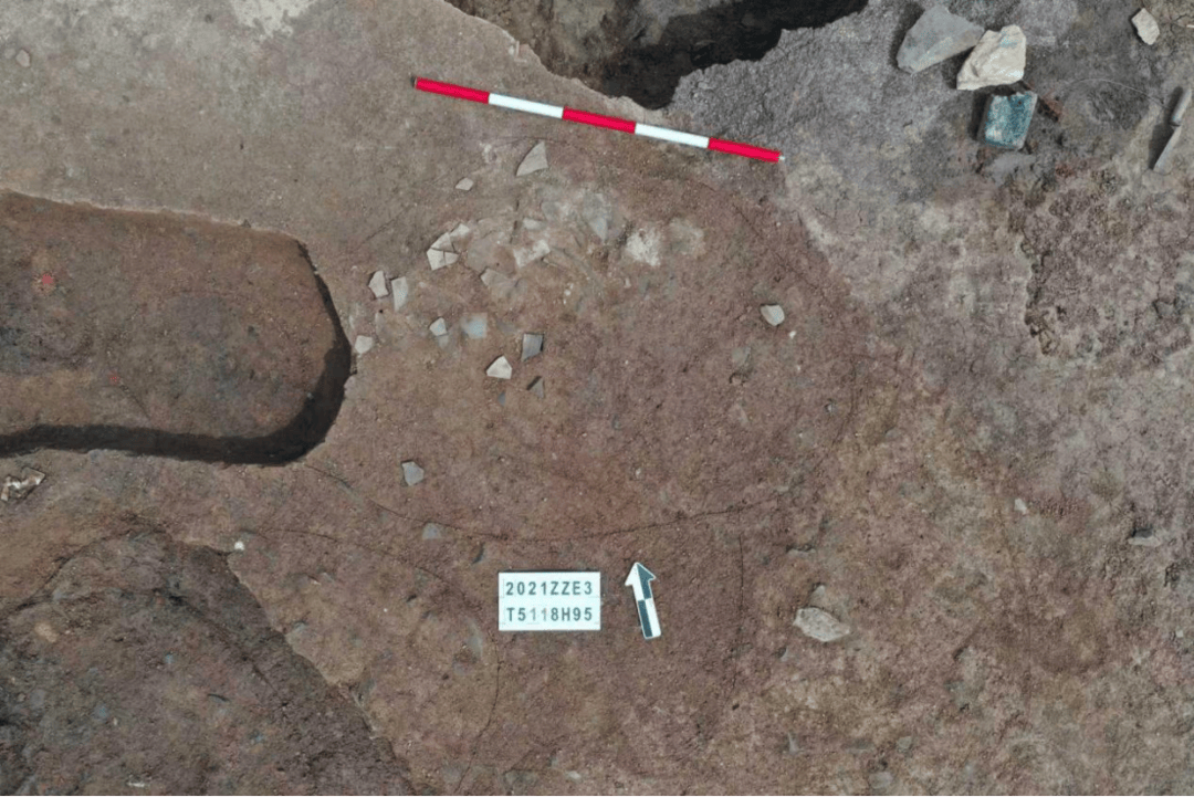 误认“唐三彩”?山东出土3.2厘米釉陶小狗,2400岁萌物竟藏着春秋战国诸侯争霸史!