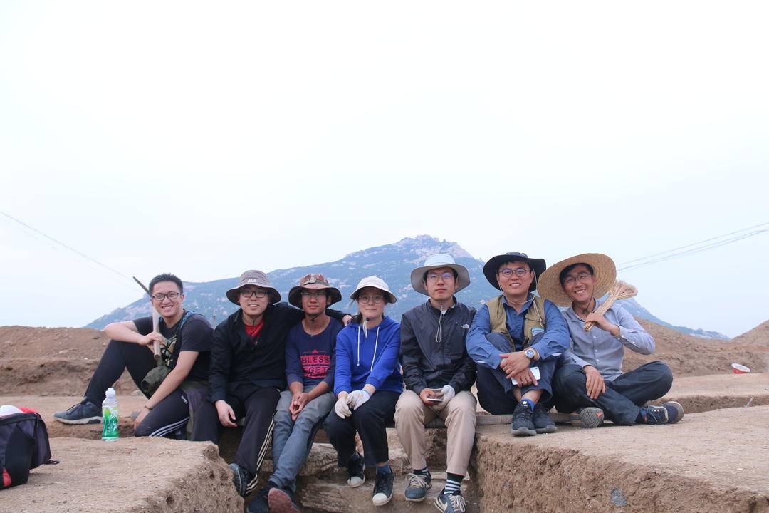 误认“唐三彩”?山东出土3.2厘米釉陶小狗,2400岁萌物竟藏着春秋战国诸侯争霸史!