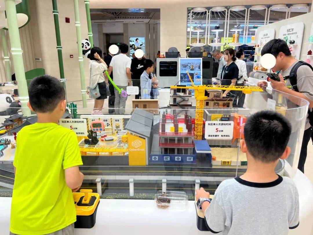“他已经在机器前坐了3小时”，现在成都小学生圈最火的是3D打印机