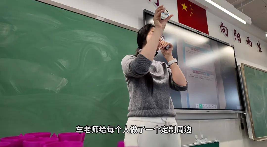 “他已经在机器前坐了3小时”，现在成都小学生圈最火的是3D打印机