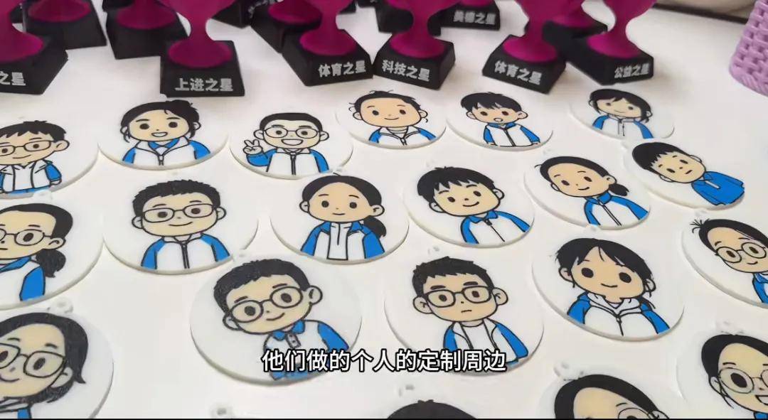 “他已经在机器前坐了3小时”，现在成都小学生圈最火的是3D打印机